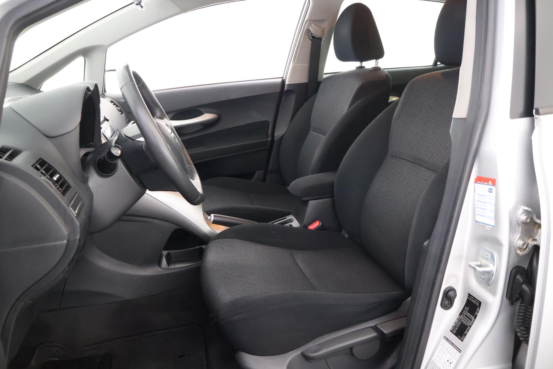 TOYOTA Auris 2011