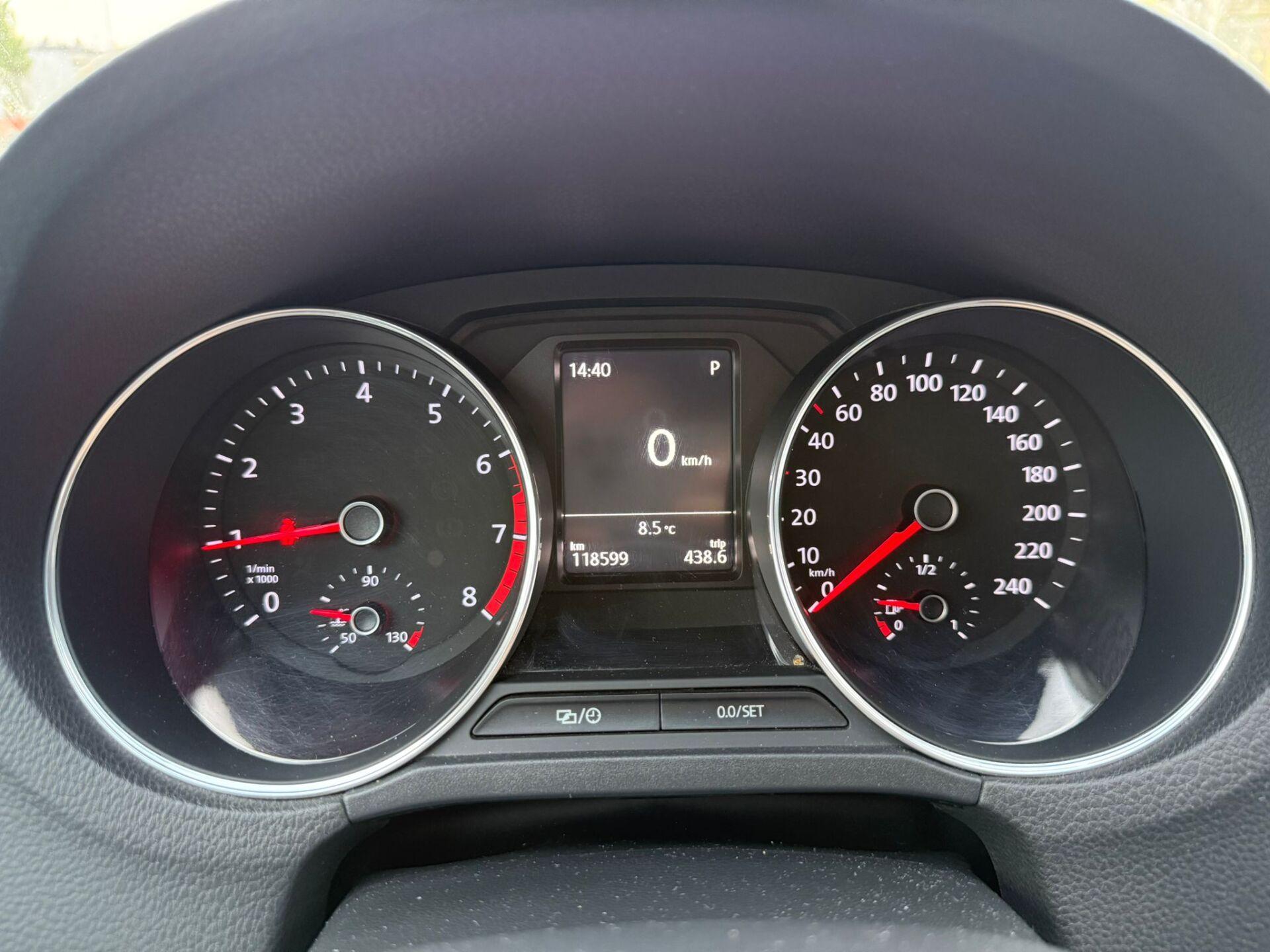 VOLKSWAGEN Polo 2015