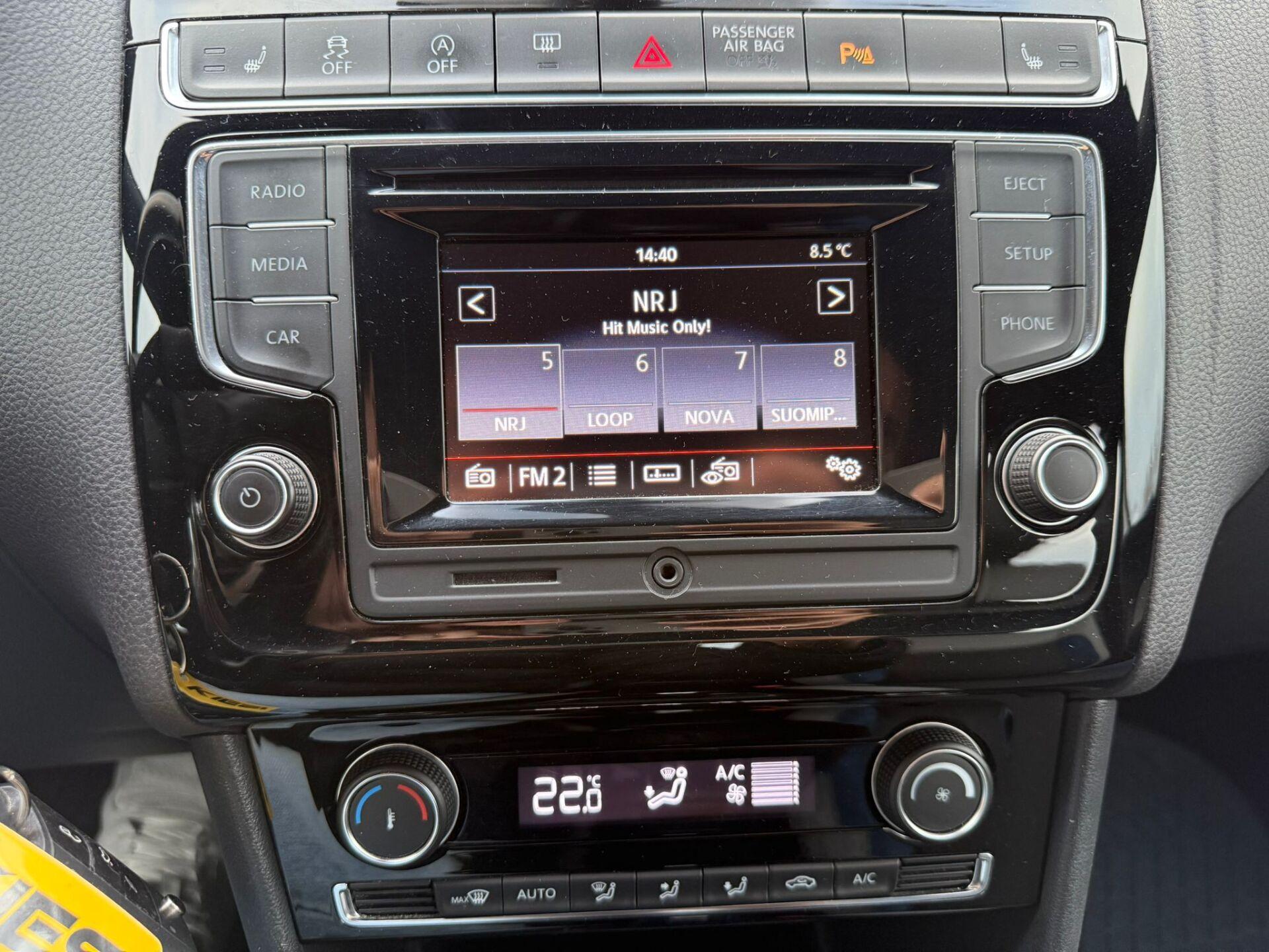 VOLKSWAGEN Polo 2015