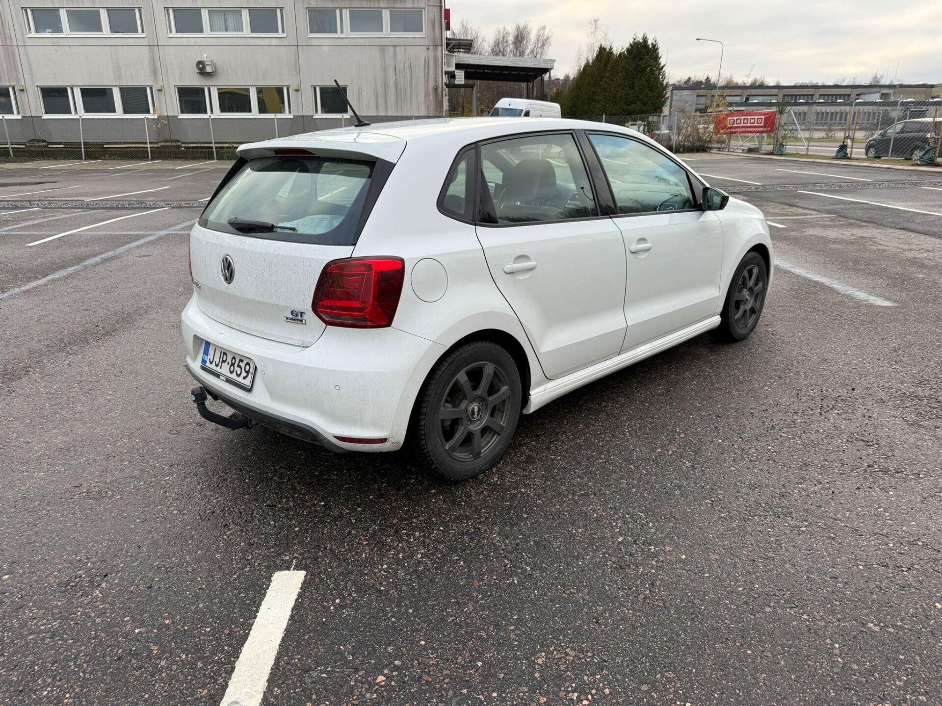 VOLKSWAGEN Polo 2015