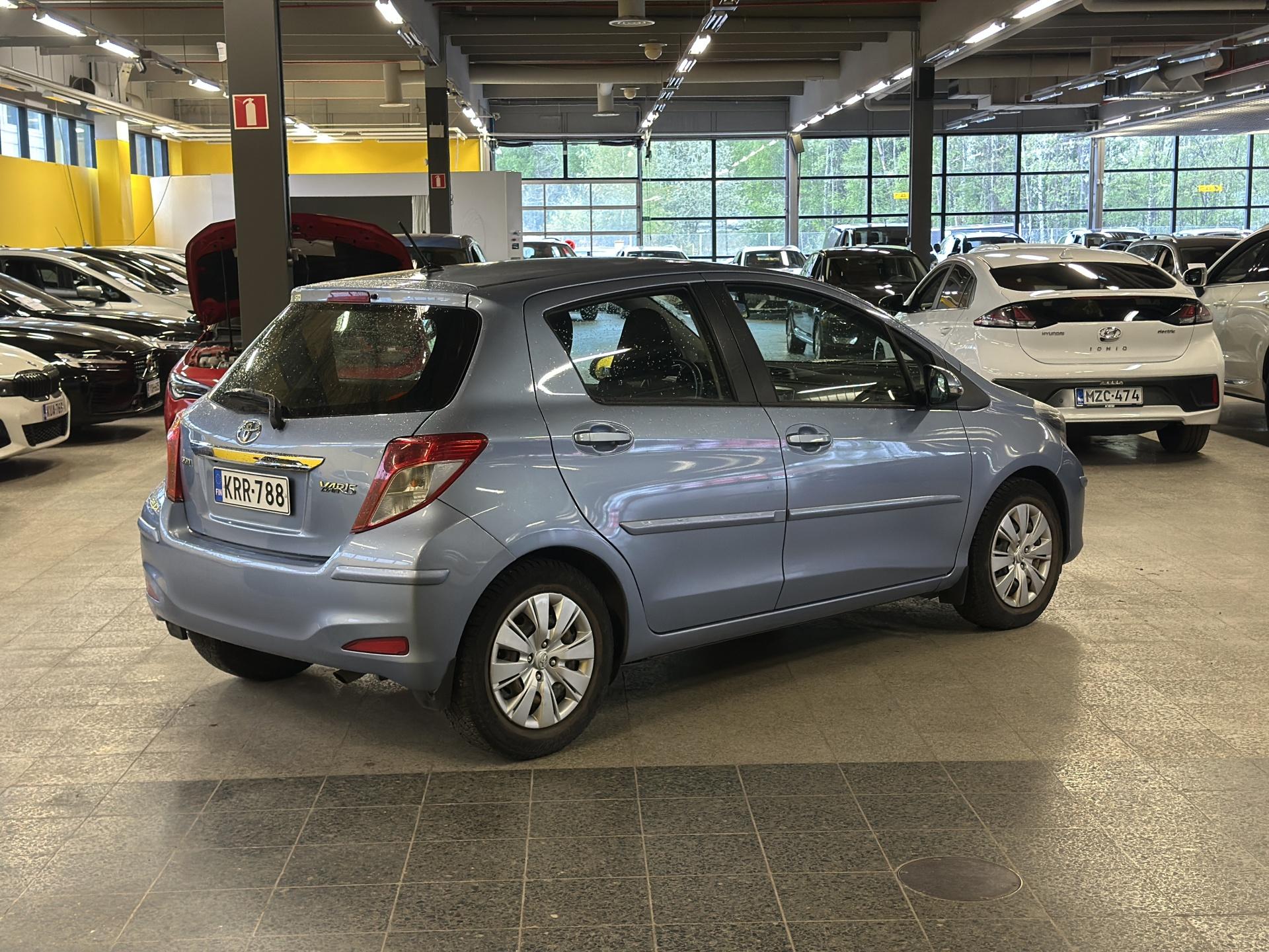 TOYOTA Yaris 2013