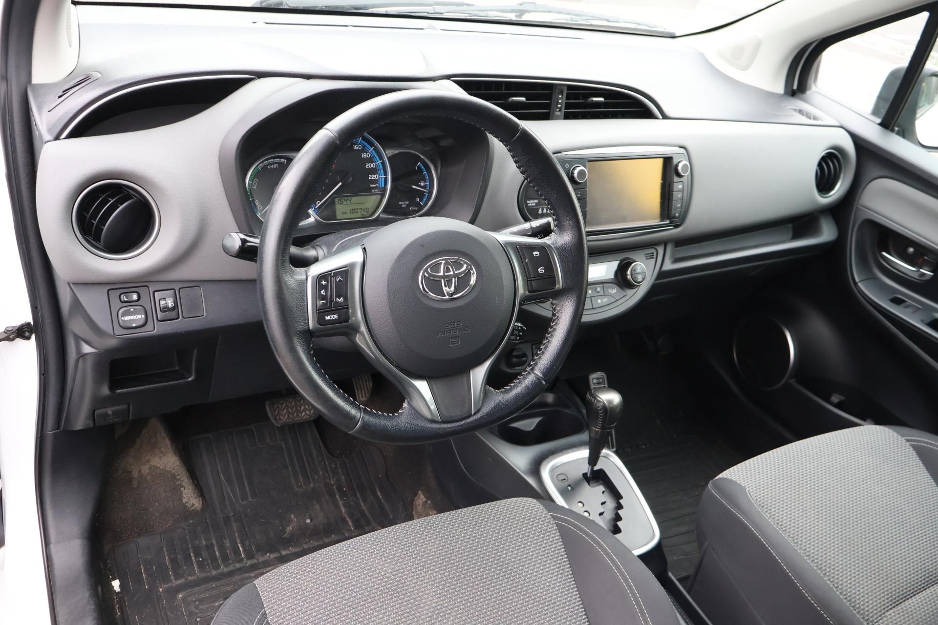 TOYOTA Yaris 2015
