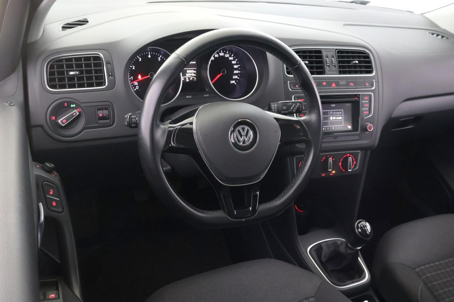 VOLKSWAGEN Polo 2016