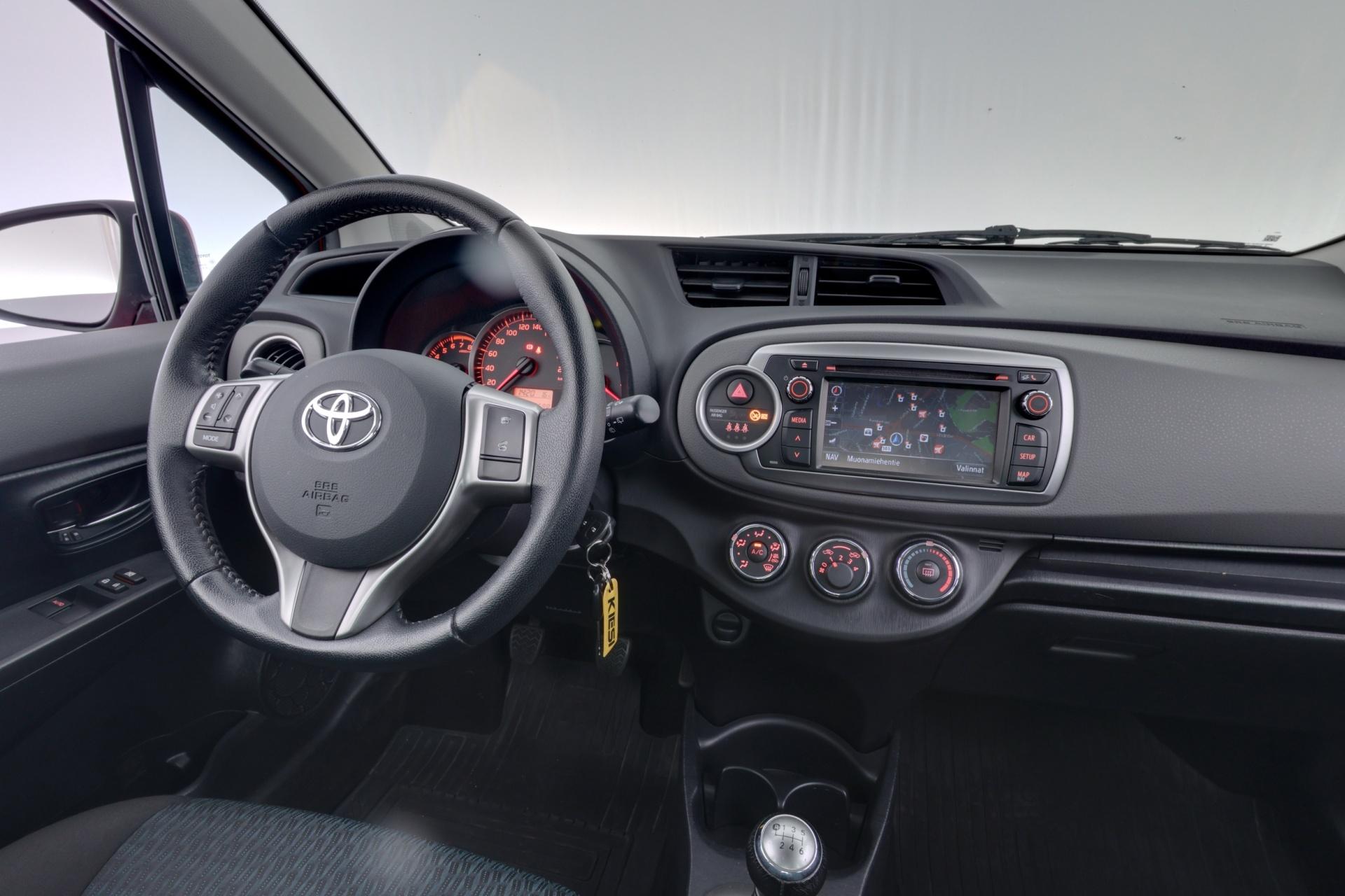 TOYOTA Yaris 2013