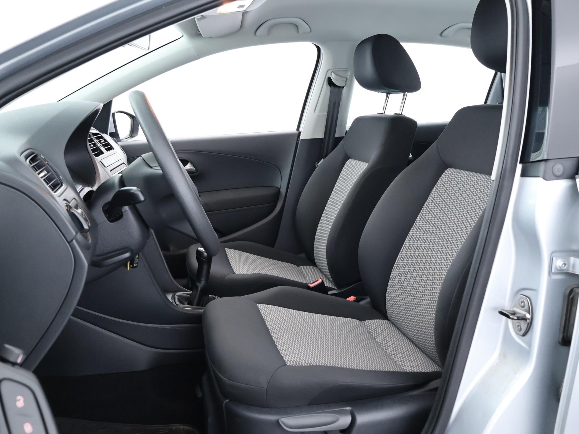 VOLKSWAGEN Polo 2012