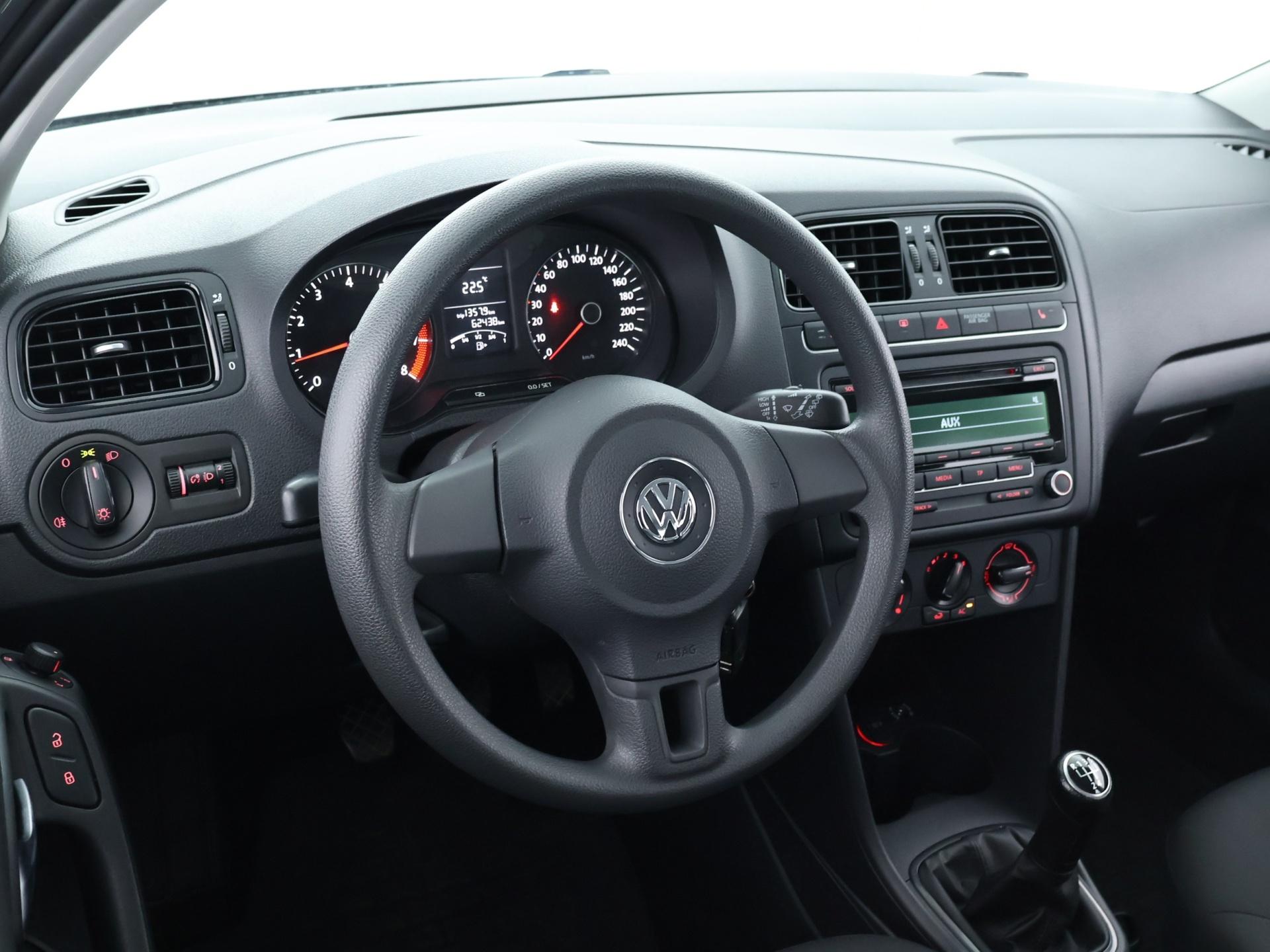 VOLKSWAGEN Polo 2012
