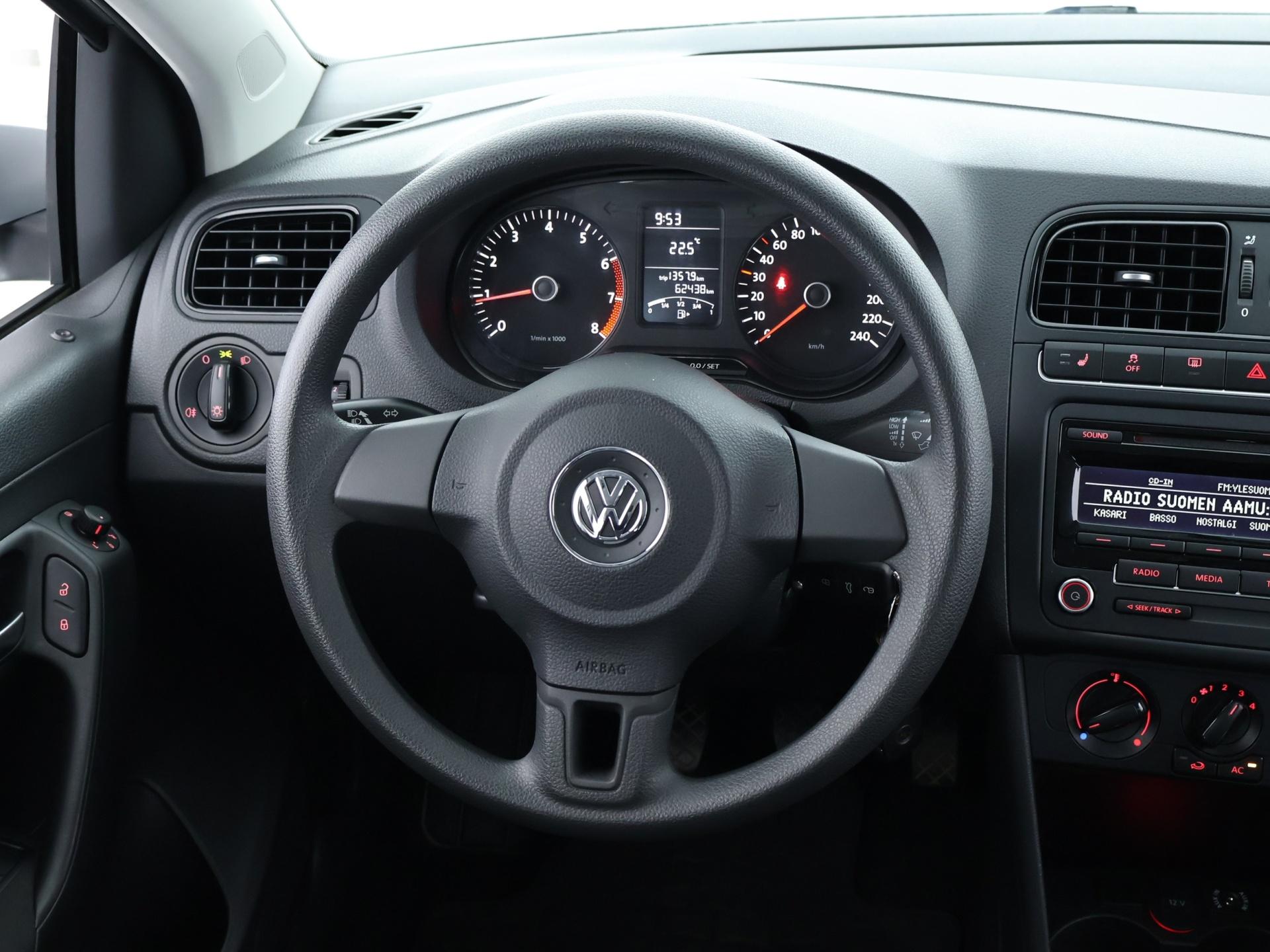 VOLKSWAGEN Polo 2012