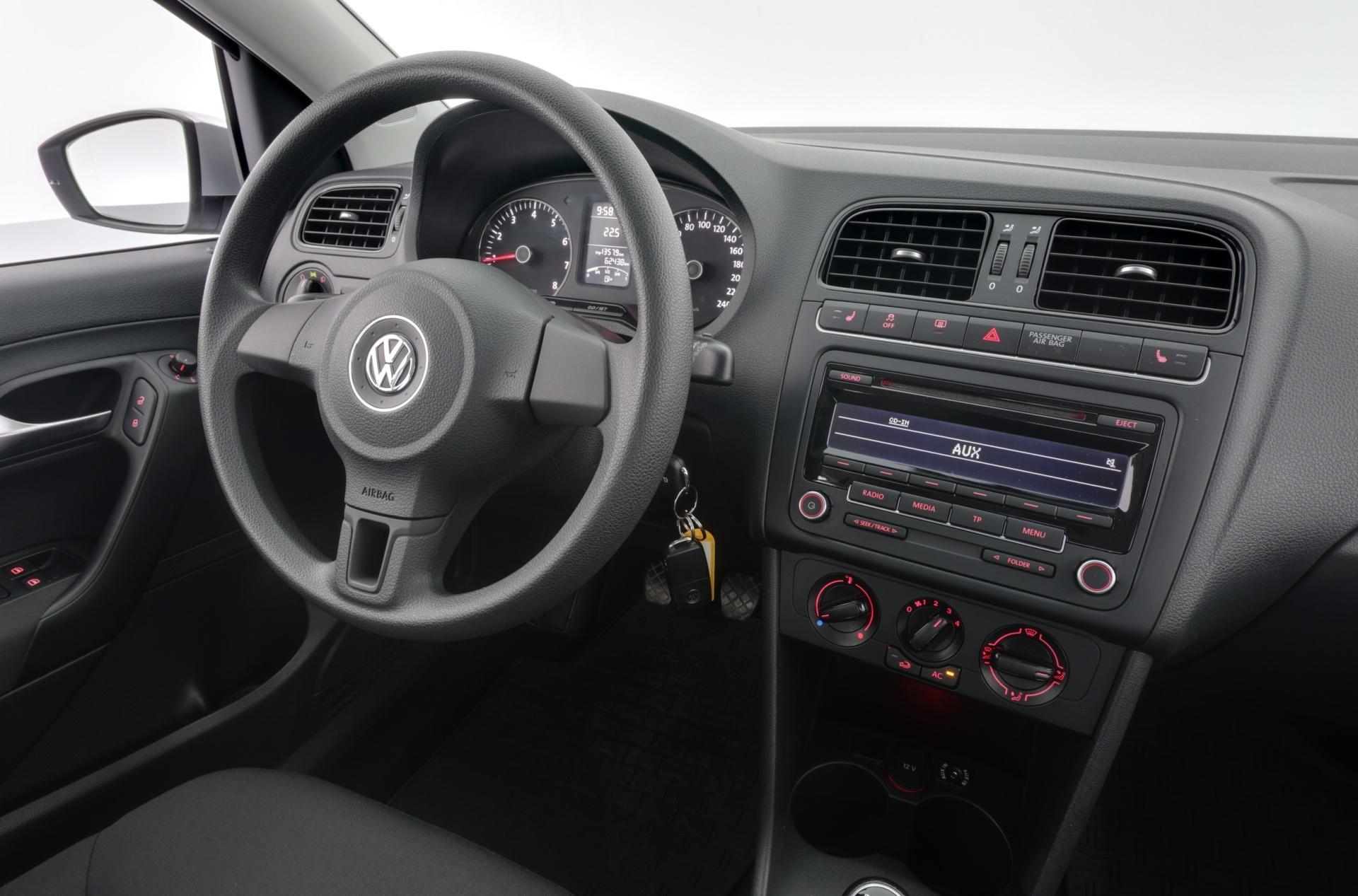 VOLKSWAGEN Polo 2012