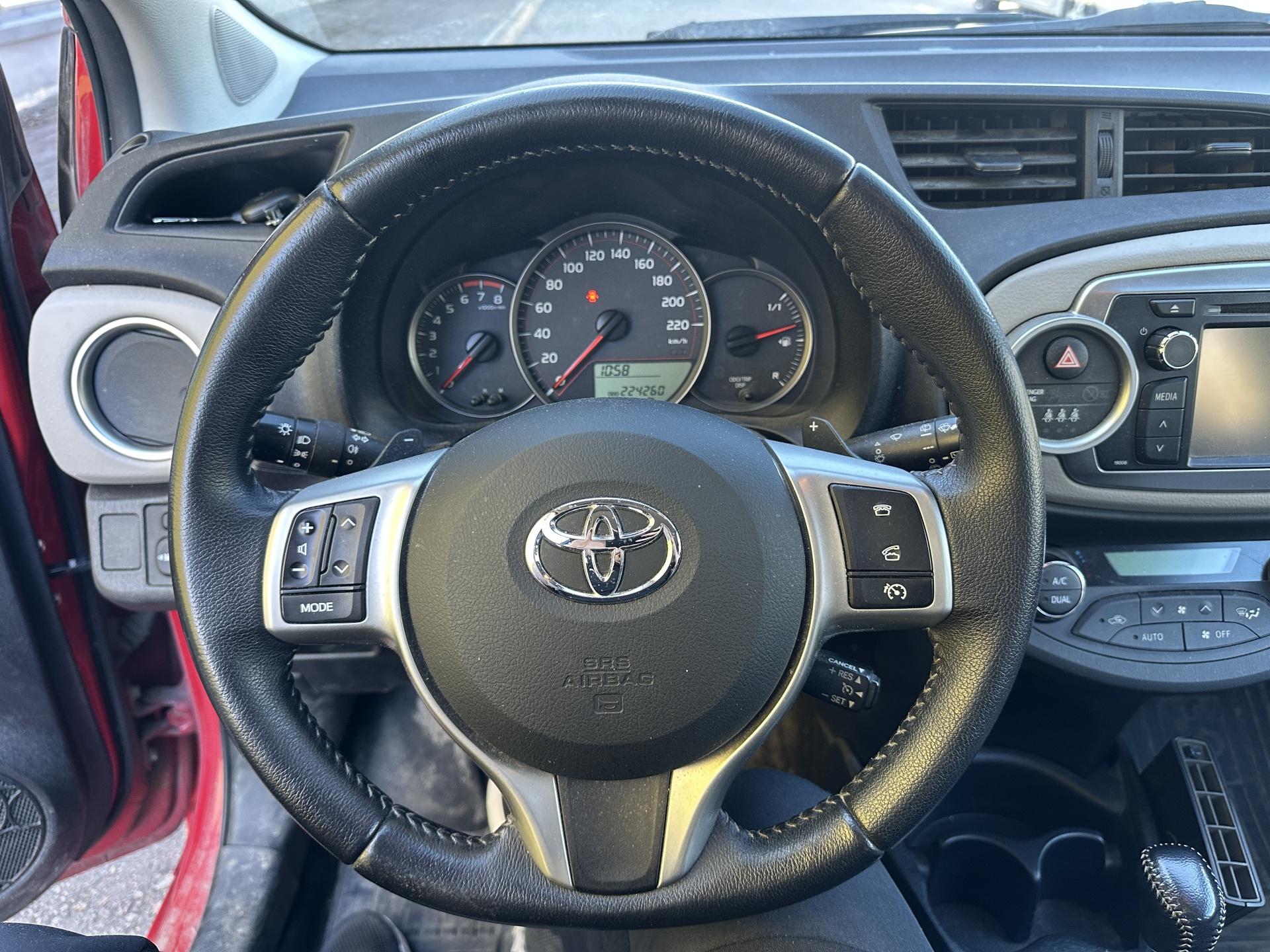 TOYOTA Yaris 2013