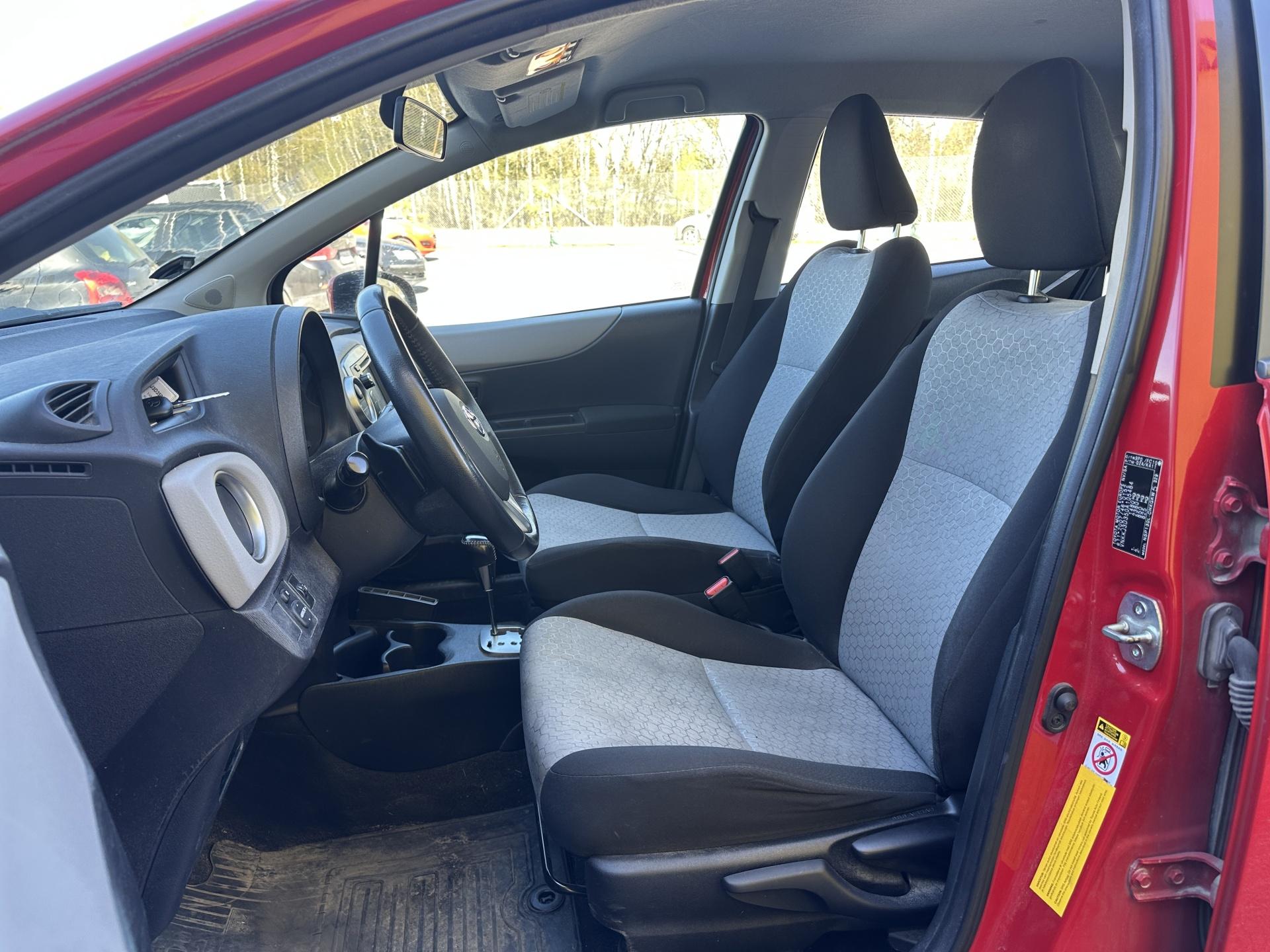 TOYOTA Yaris 2013