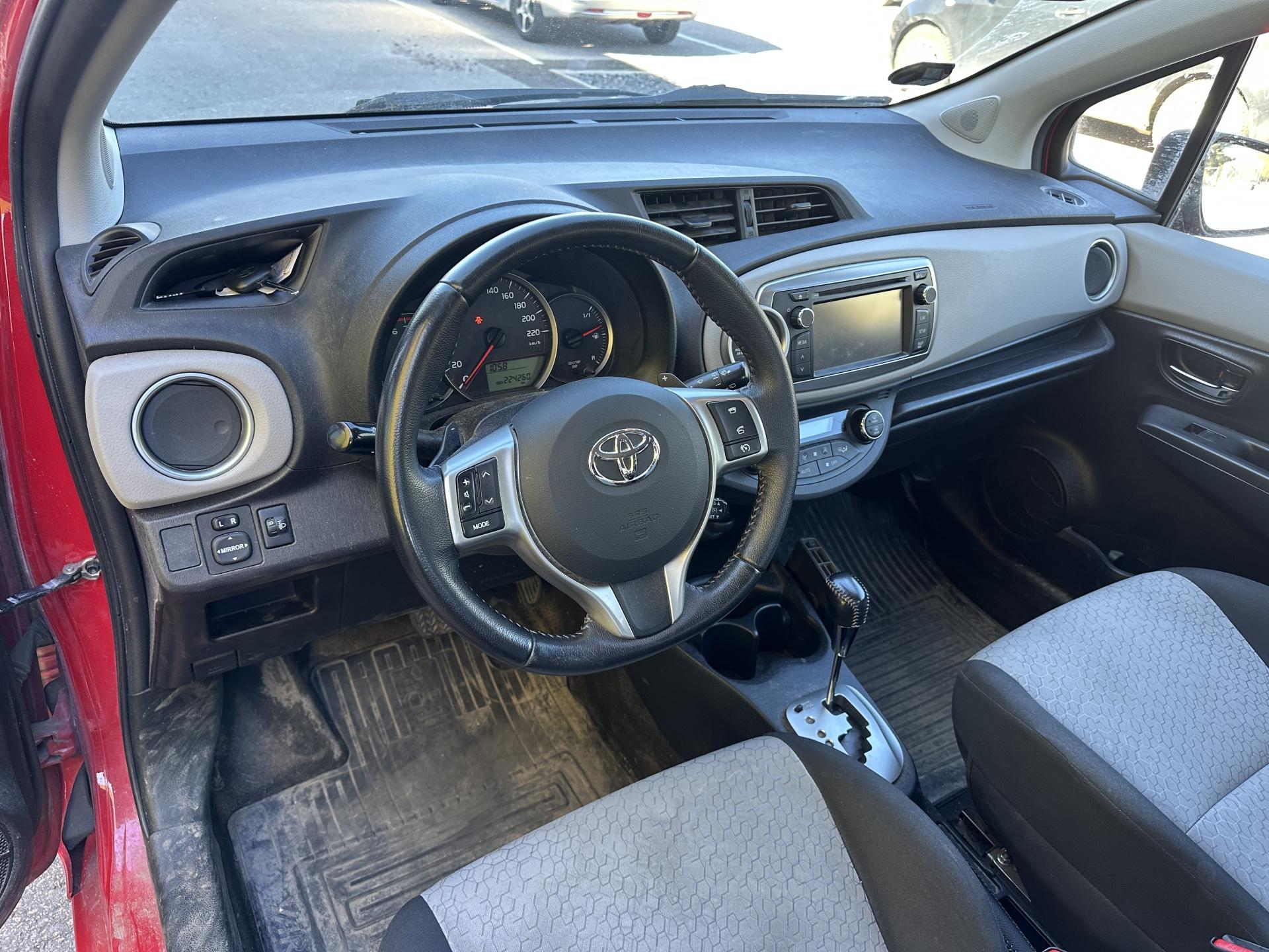TOYOTA Yaris 2013