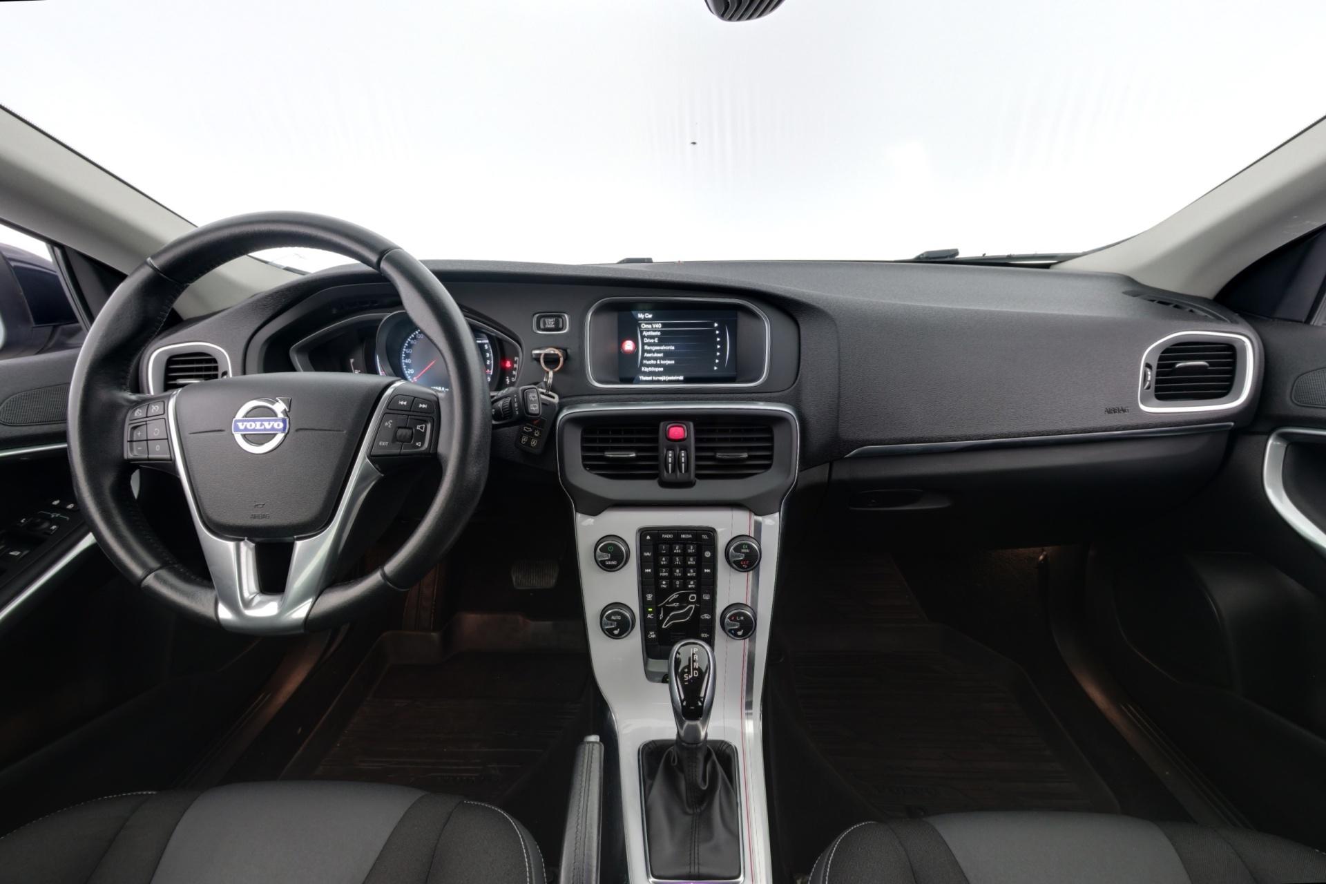 VOLVO V40 2016