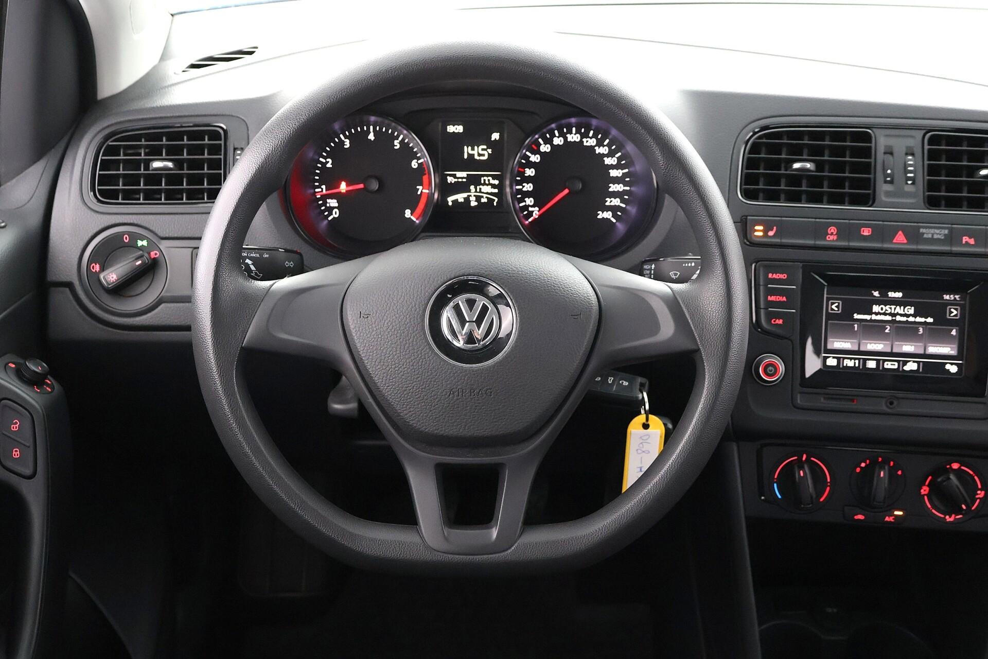 VOLKSWAGEN Polo 2016
