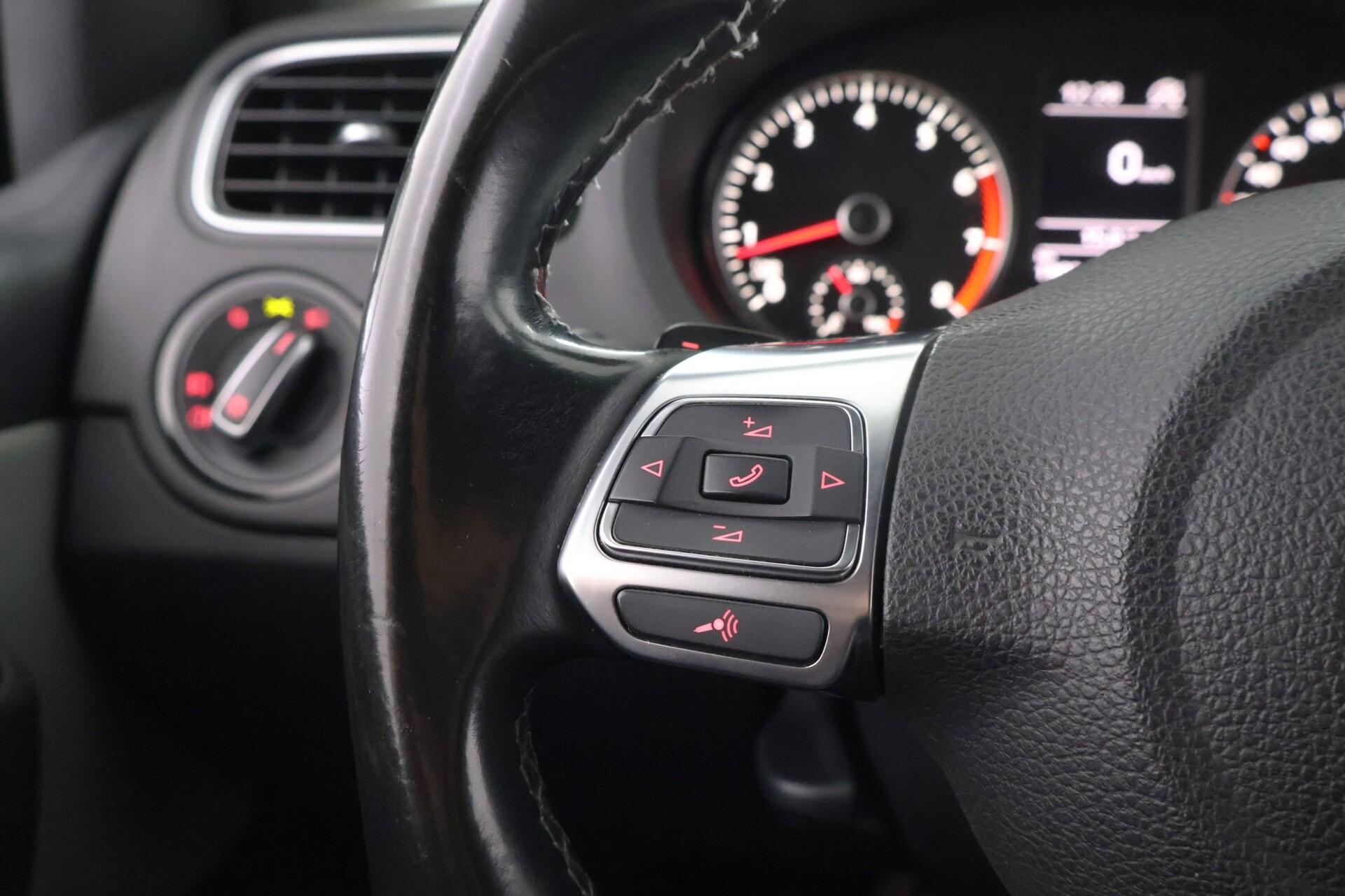 VOLKSWAGEN Polo 2014