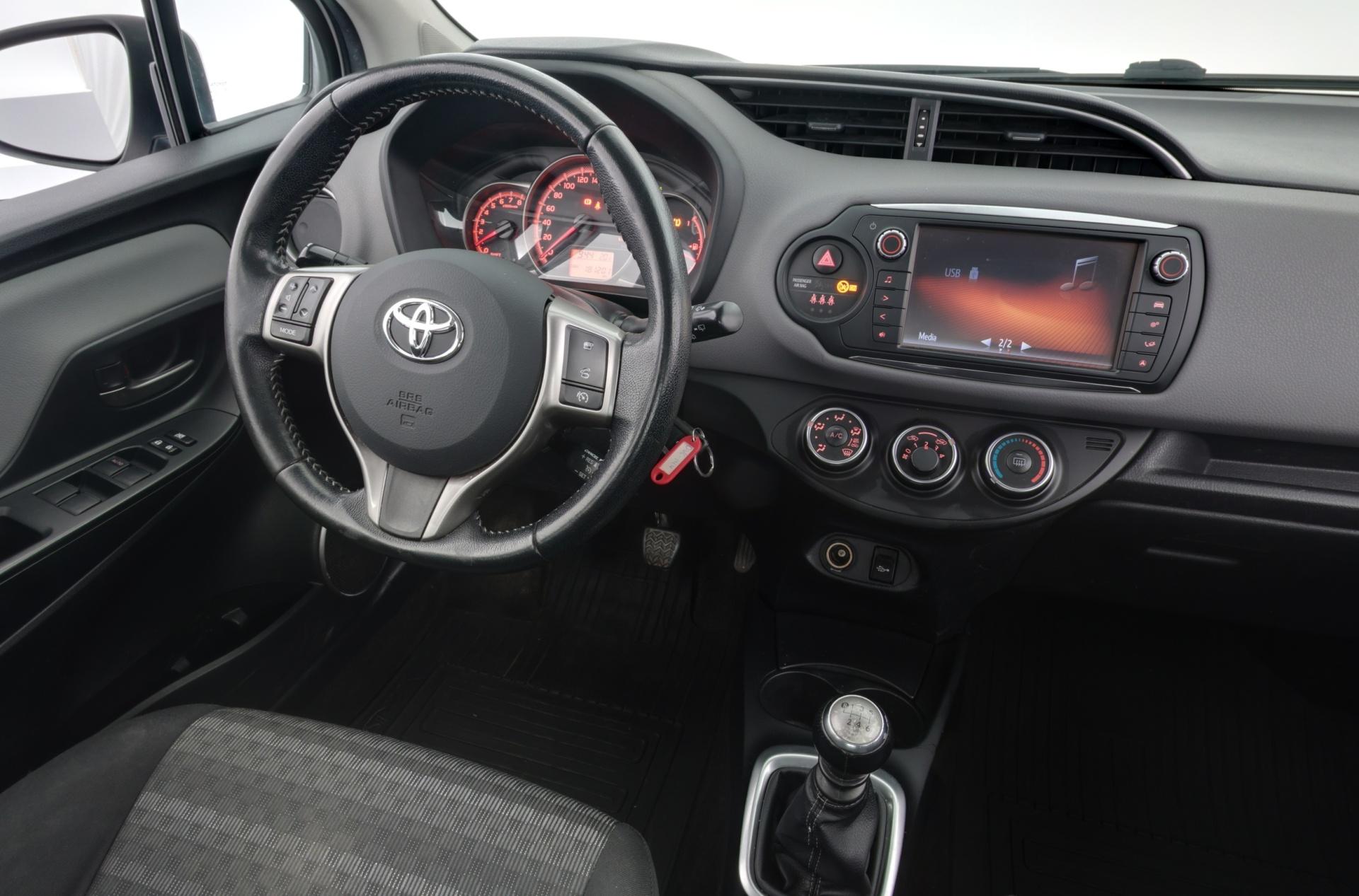 TOYOTA Yaris 2016