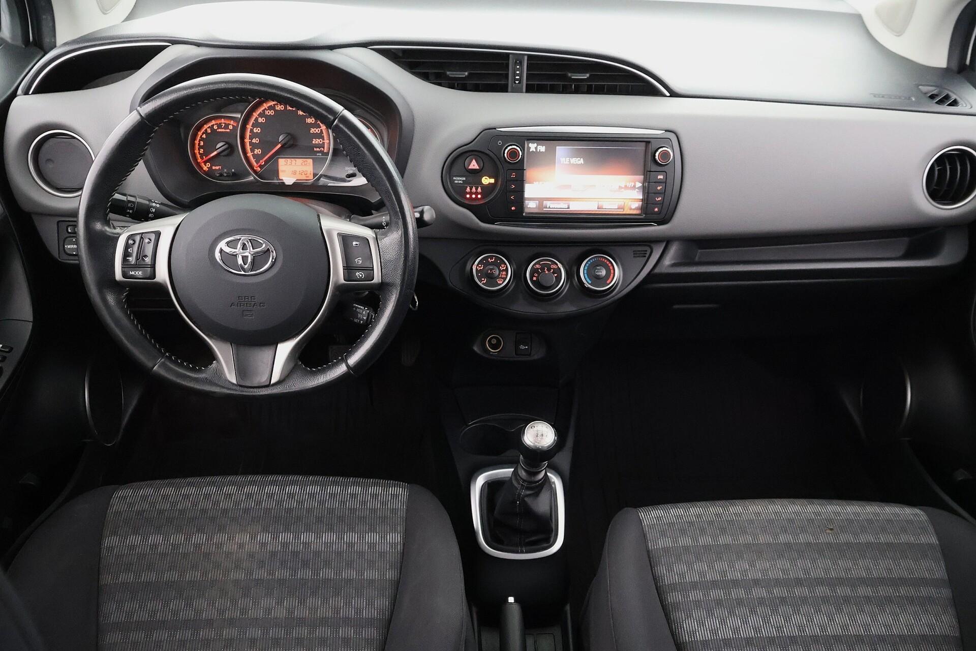 TOYOTA Yaris 2016