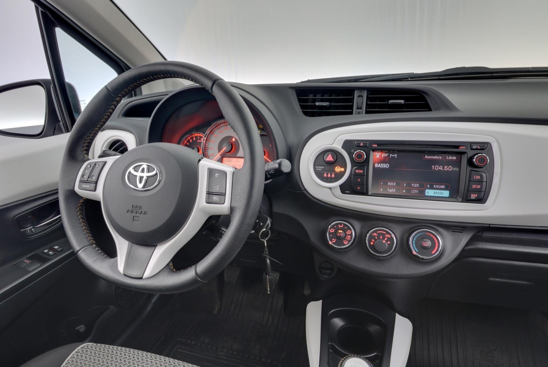 TOYOTA Yaris 2014