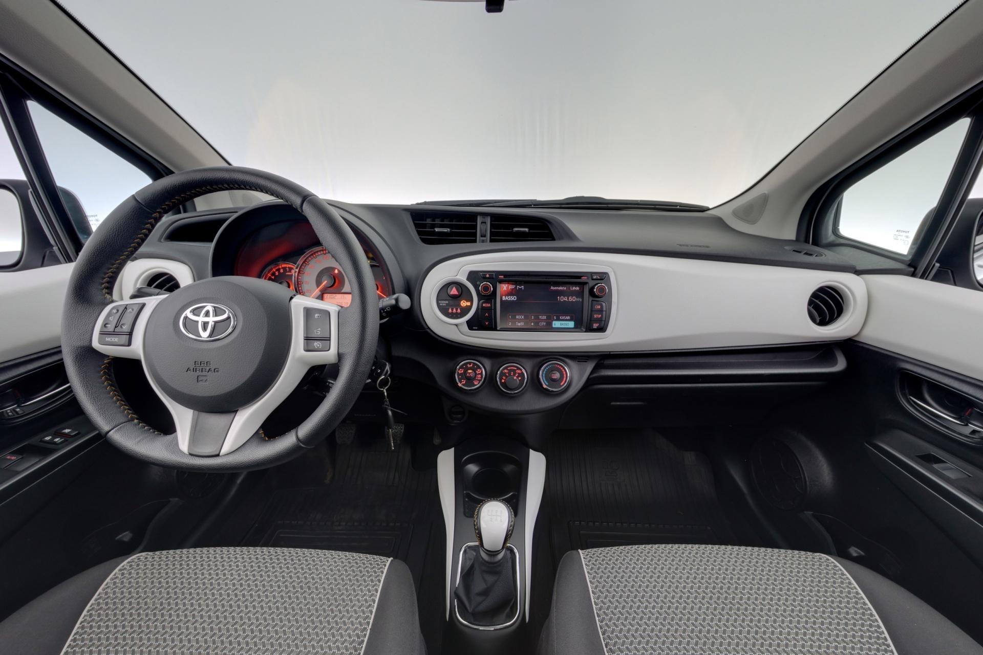 TOYOTA Yaris 2014