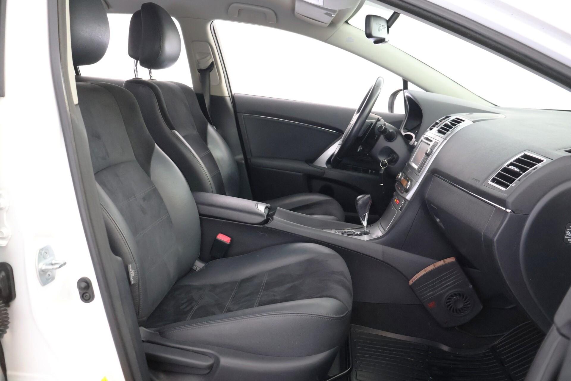TOYOTA Avensis 2015