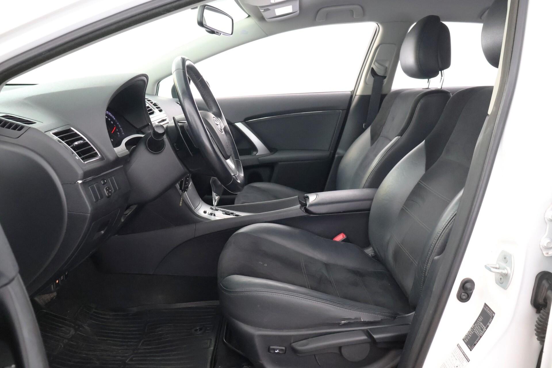 TOYOTA Avensis 2015