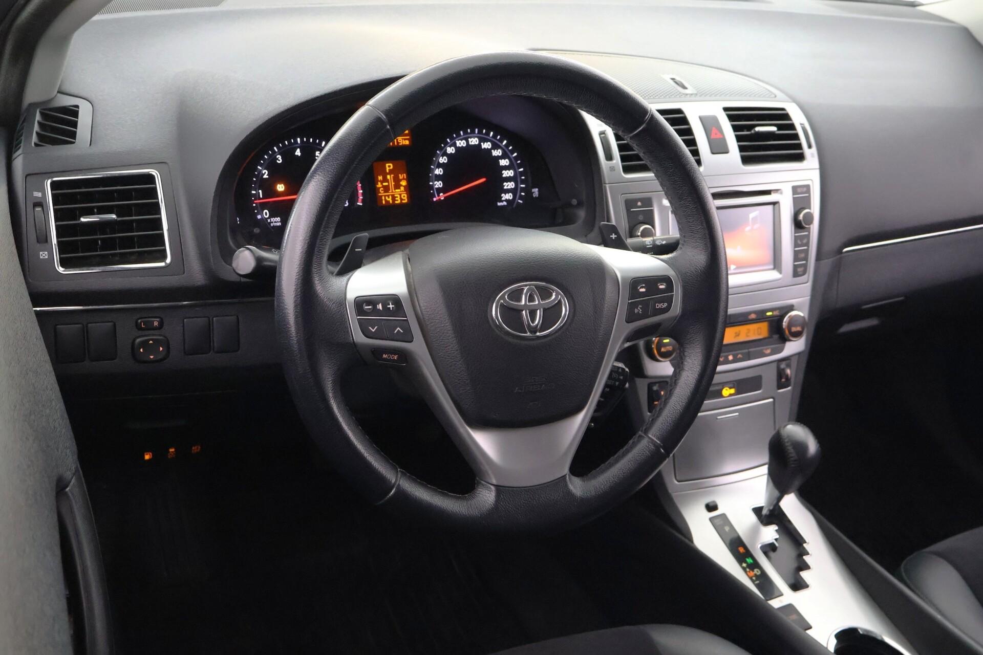 TOYOTA Avensis 2015
