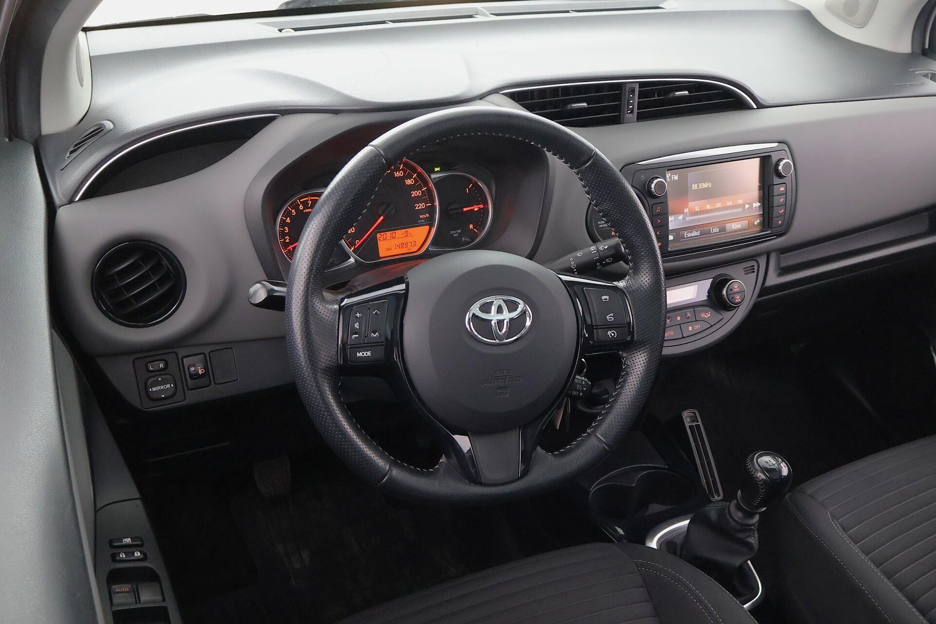TOYOTA Yaris 2016