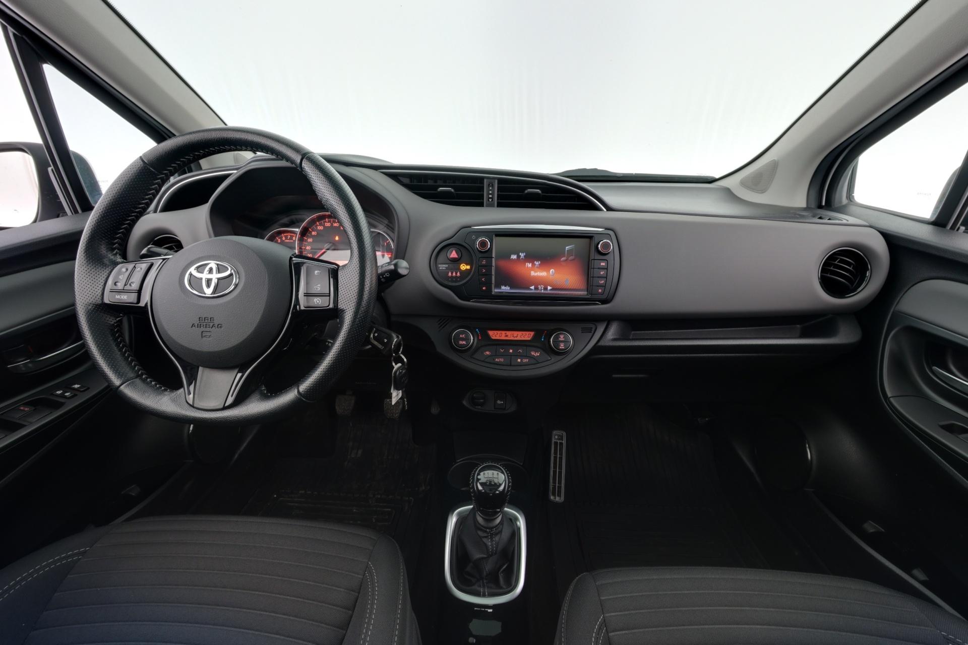 TOYOTA Yaris 2016