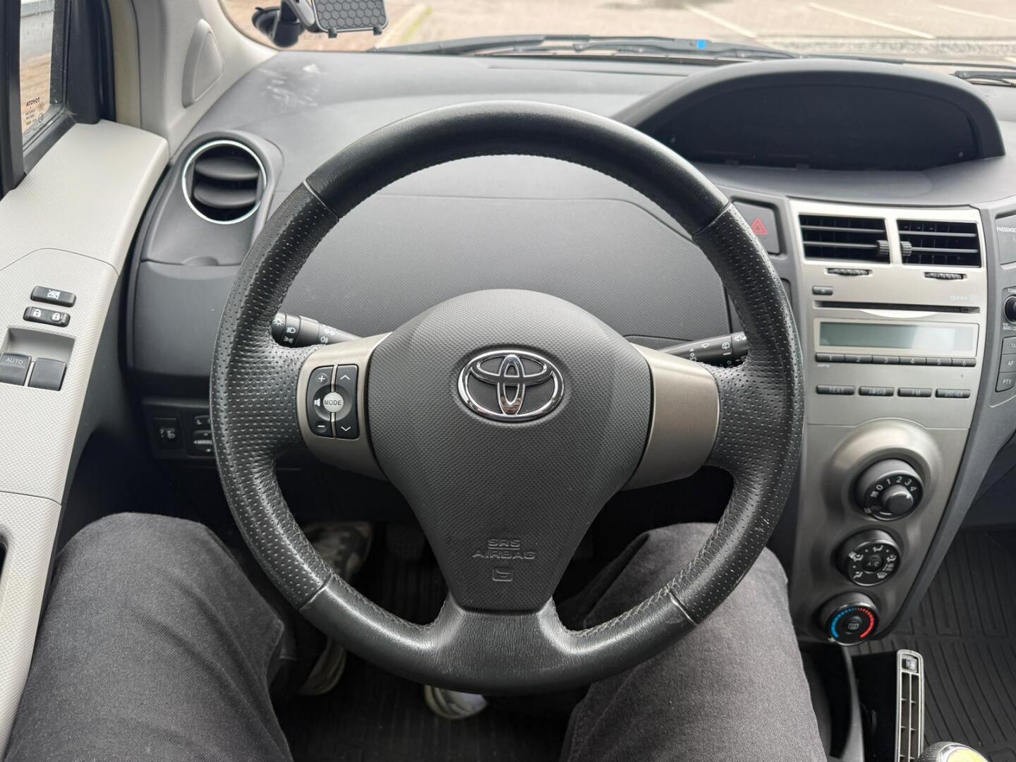 TOYOTA Yaris 2011