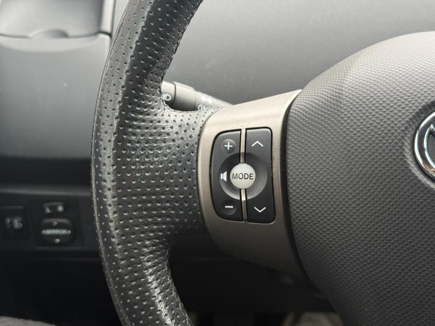 TOYOTA Yaris 2011