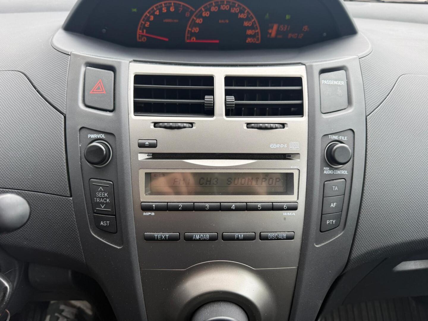 TOYOTA Yaris 2011