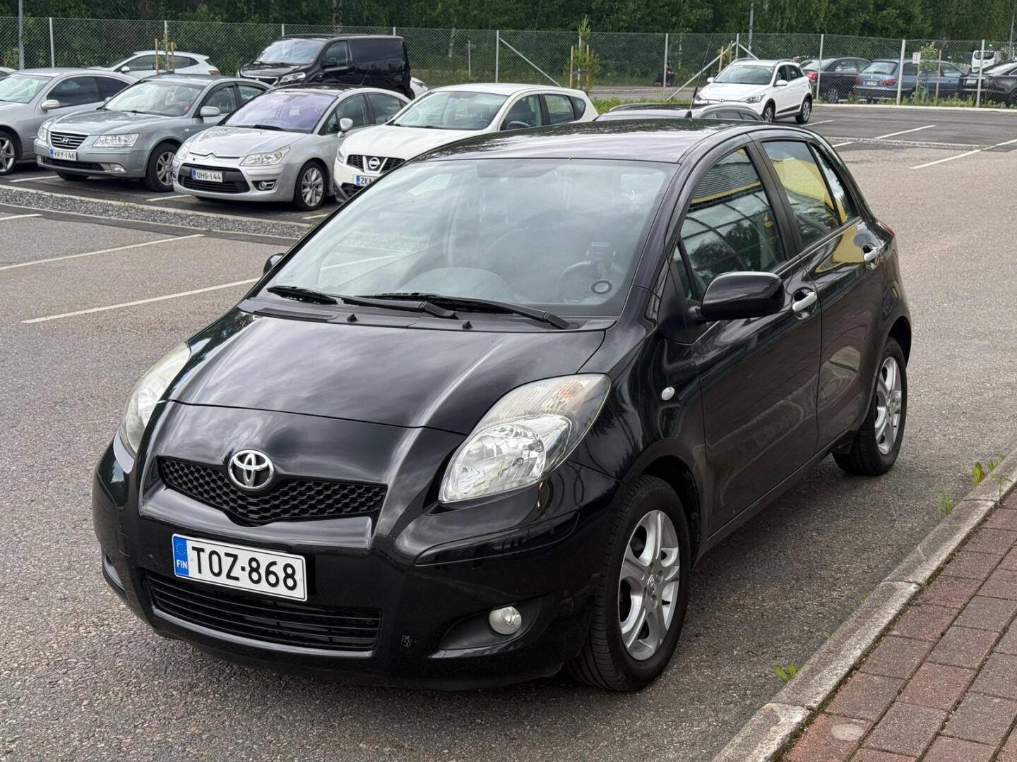 TOYOTA Yaris 2011