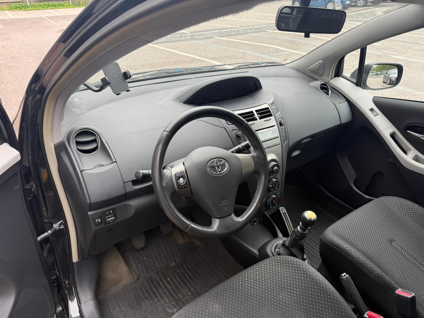 TOYOTA Yaris 2011