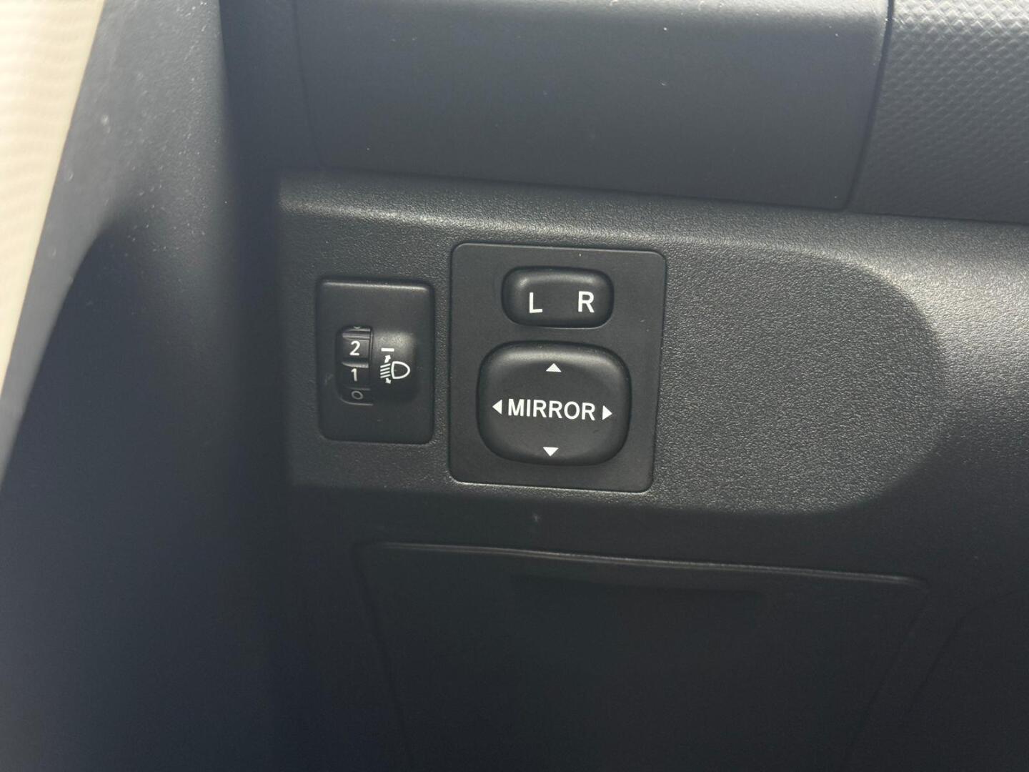 TOYOTA Yaris 2011