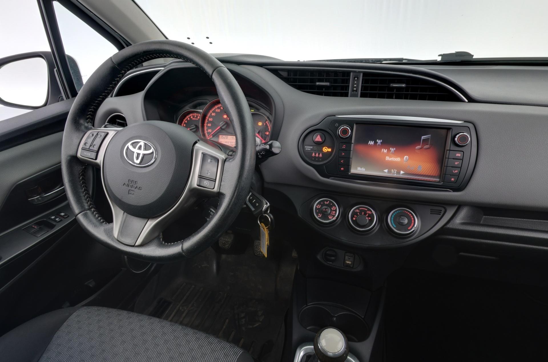 TOYOTA Yaris 2015