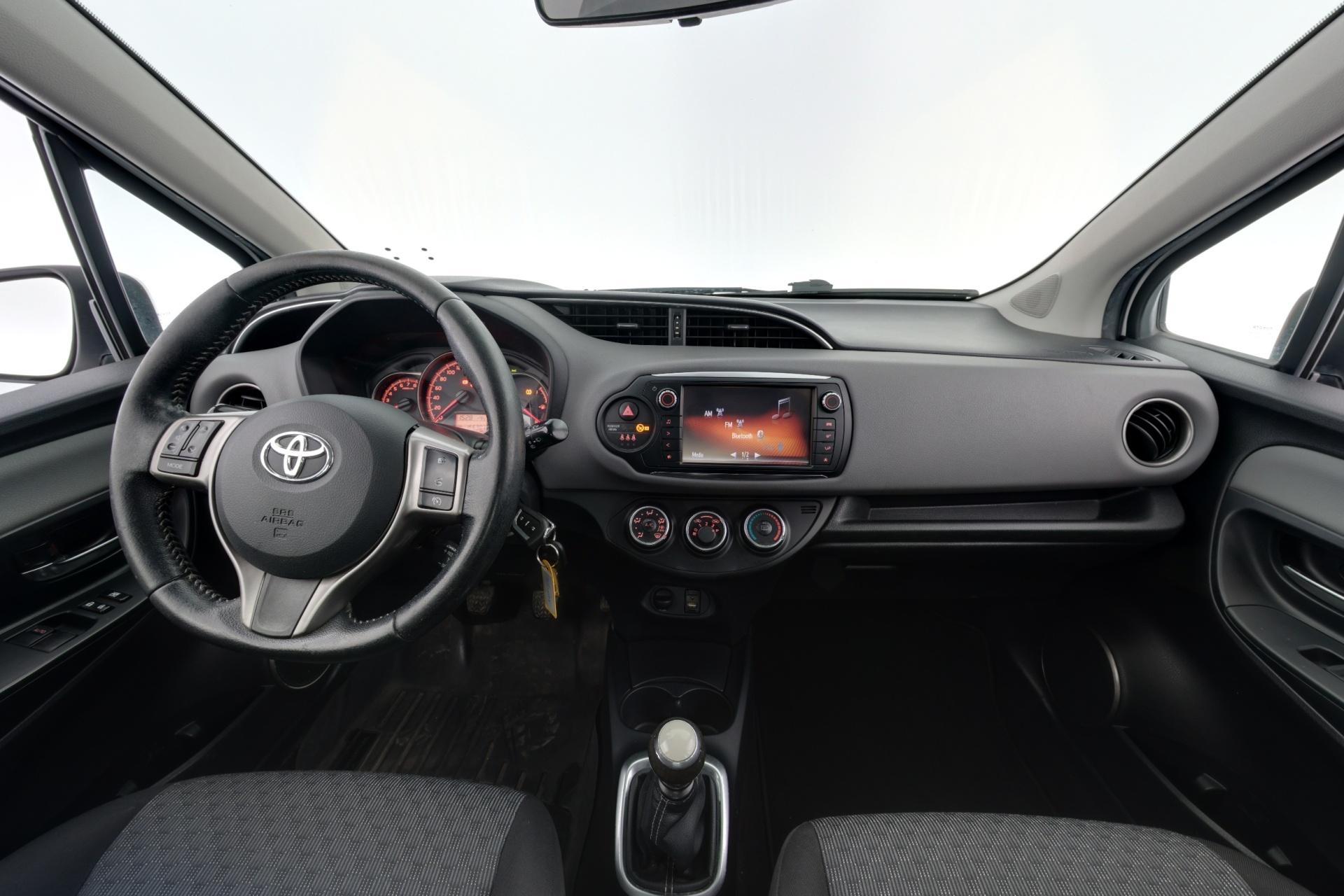 TOYOTA Yaris 2015