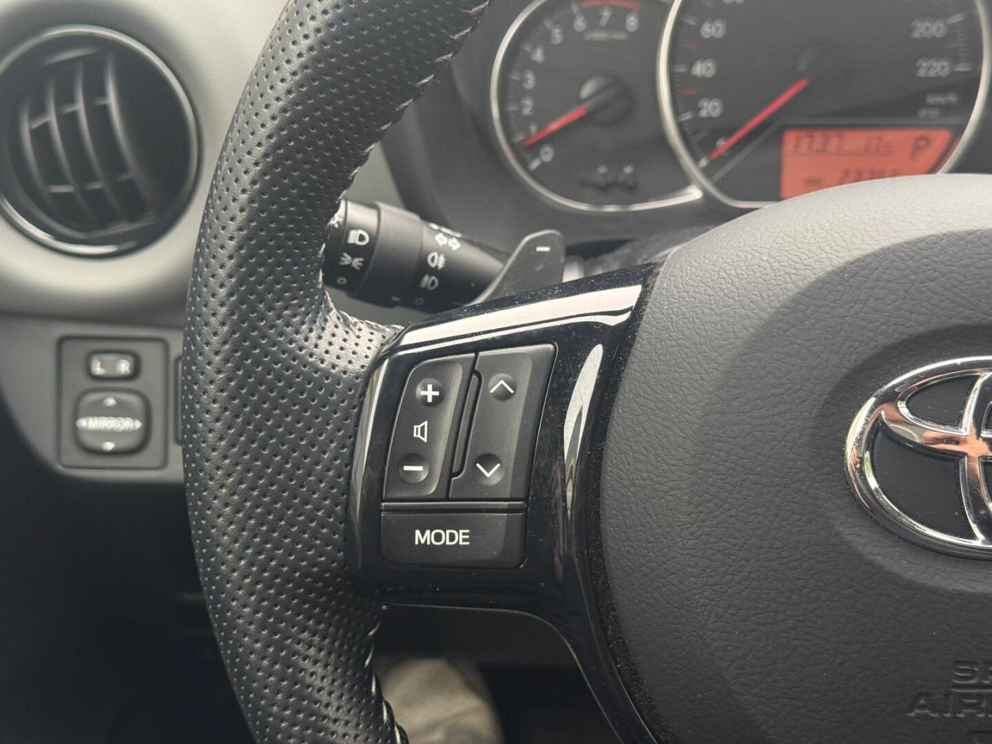 TOYOTA Yaris 2016