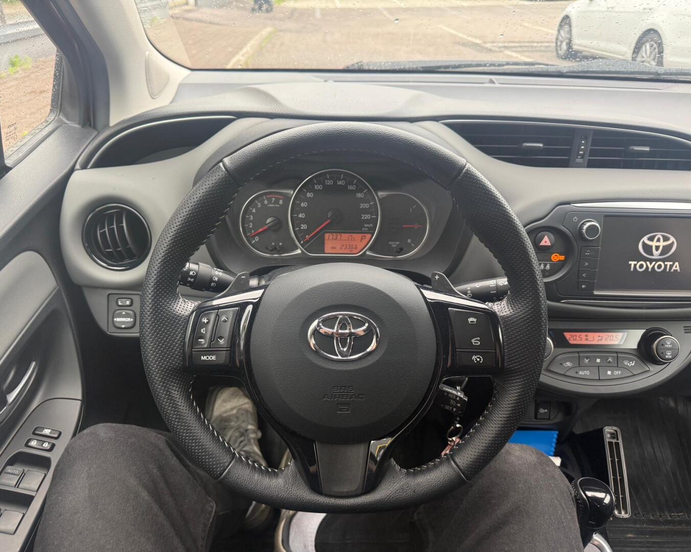 TOYOTA Yaris 2016