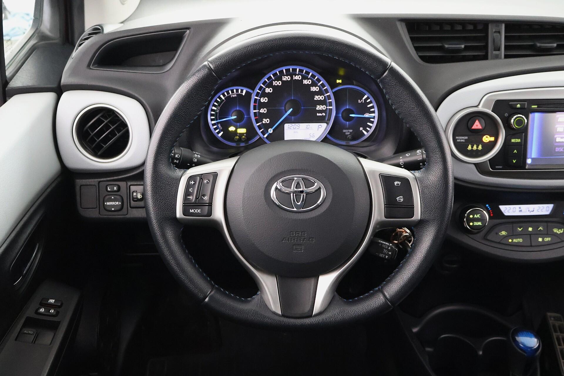 TOYOTA Yaris 2013