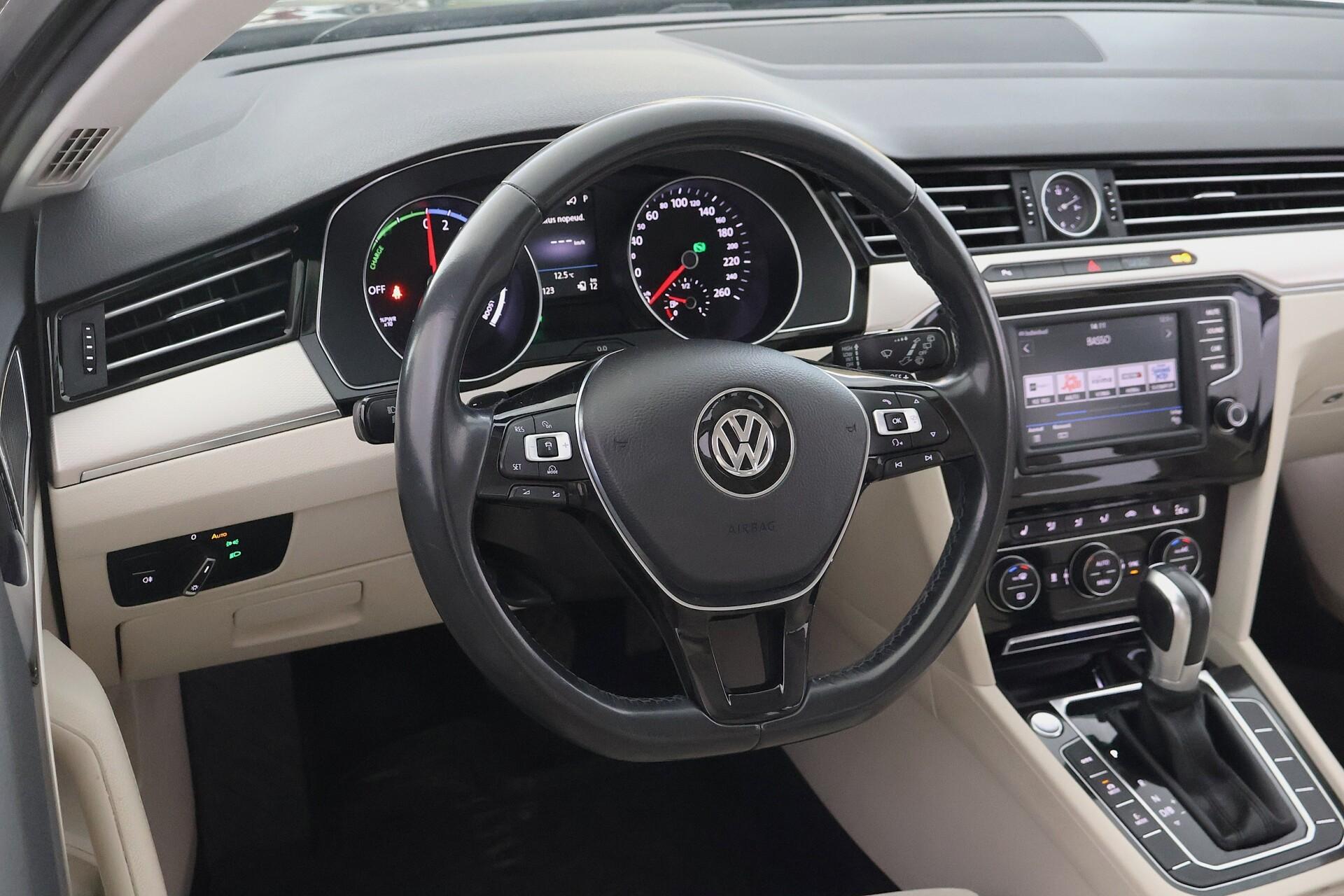 VOLKSWAGEN Passat 2017