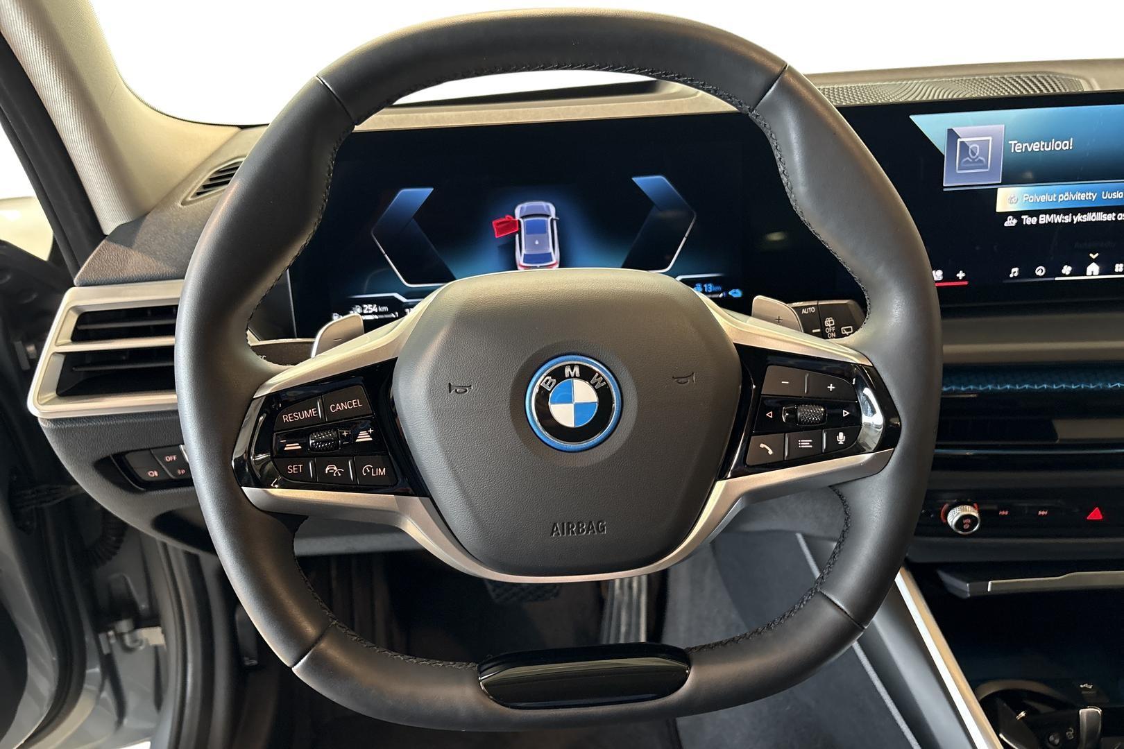 BMW 330 2025