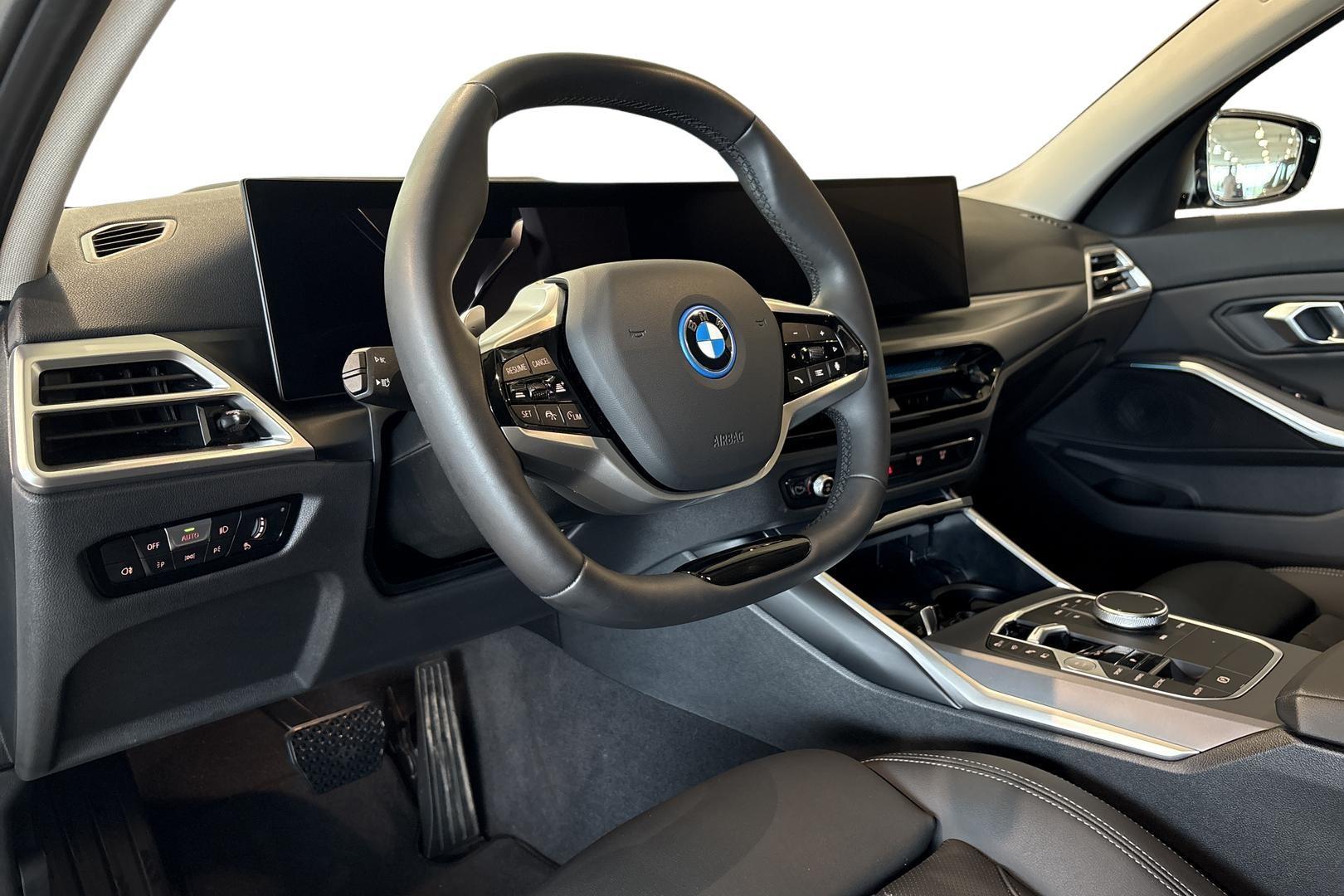 BMW 330 2025