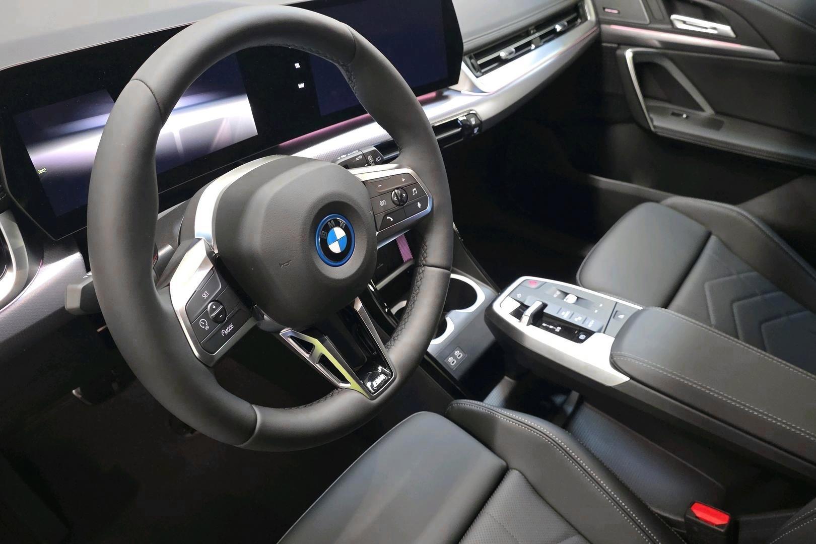 BMW iX1 11