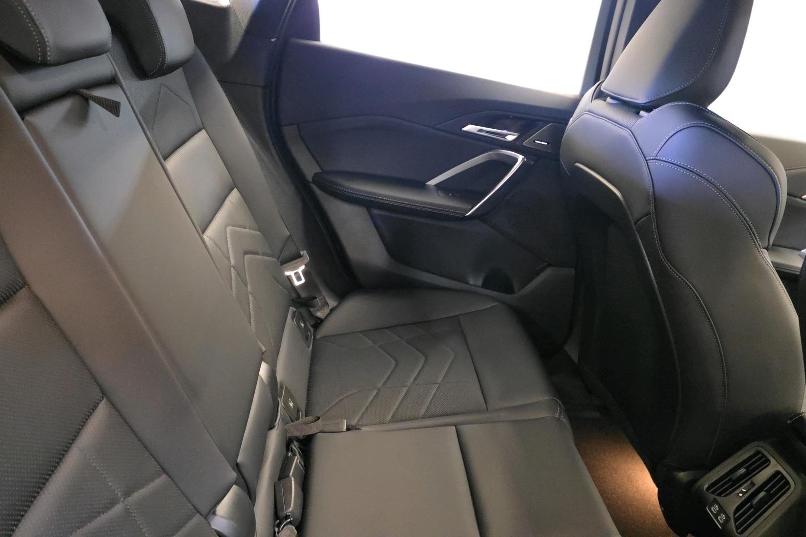 BMW iX1 11