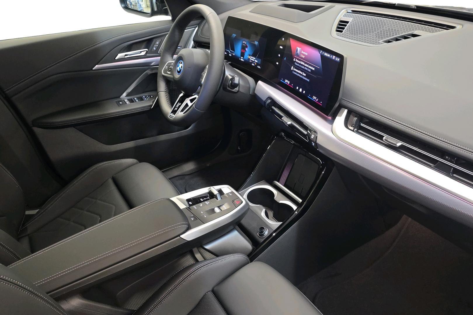 BMW iX1 12