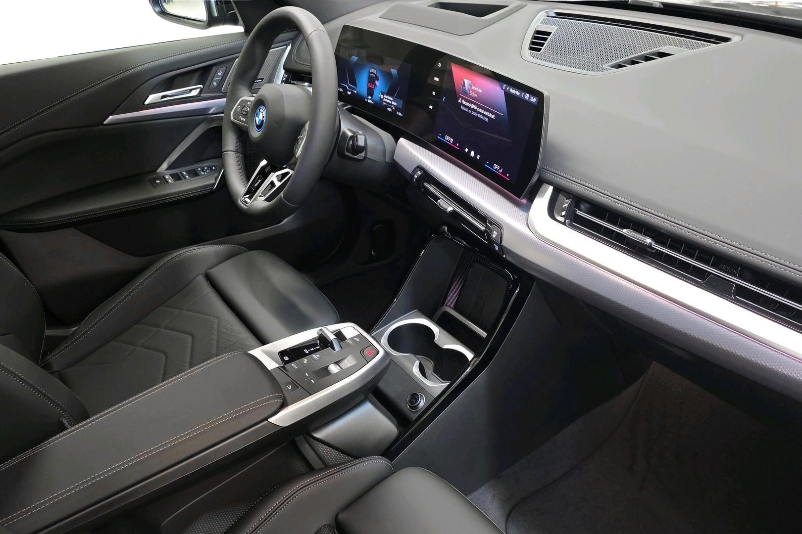 BMW iX1 12