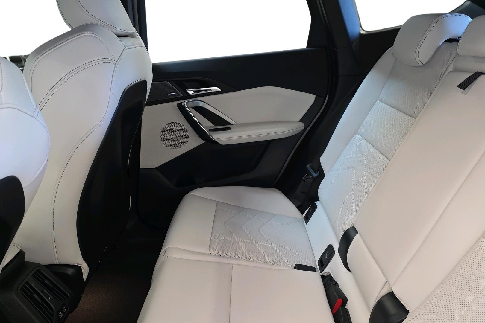 BMW iX1 11