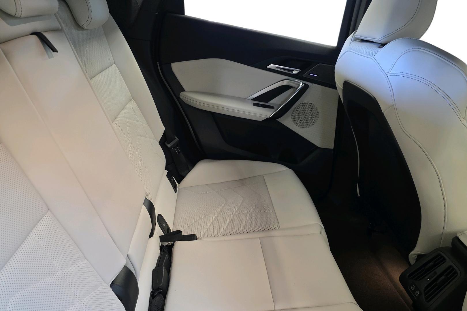 BMW iX1 13