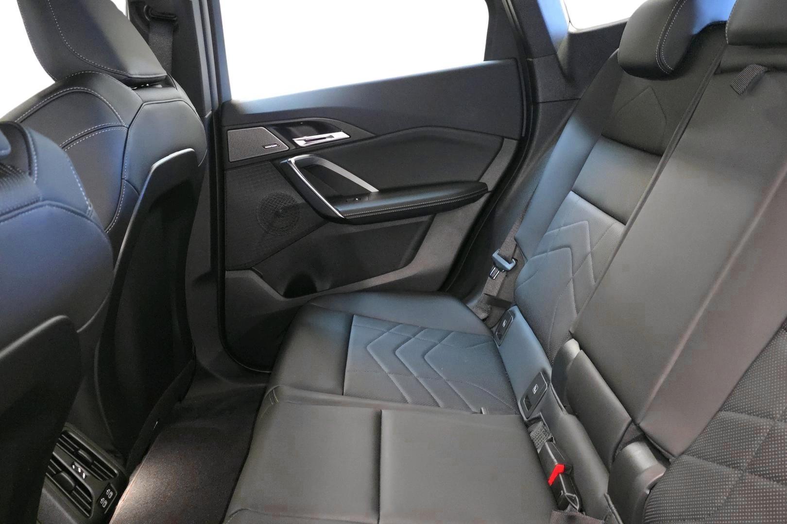 BMW iX1 11