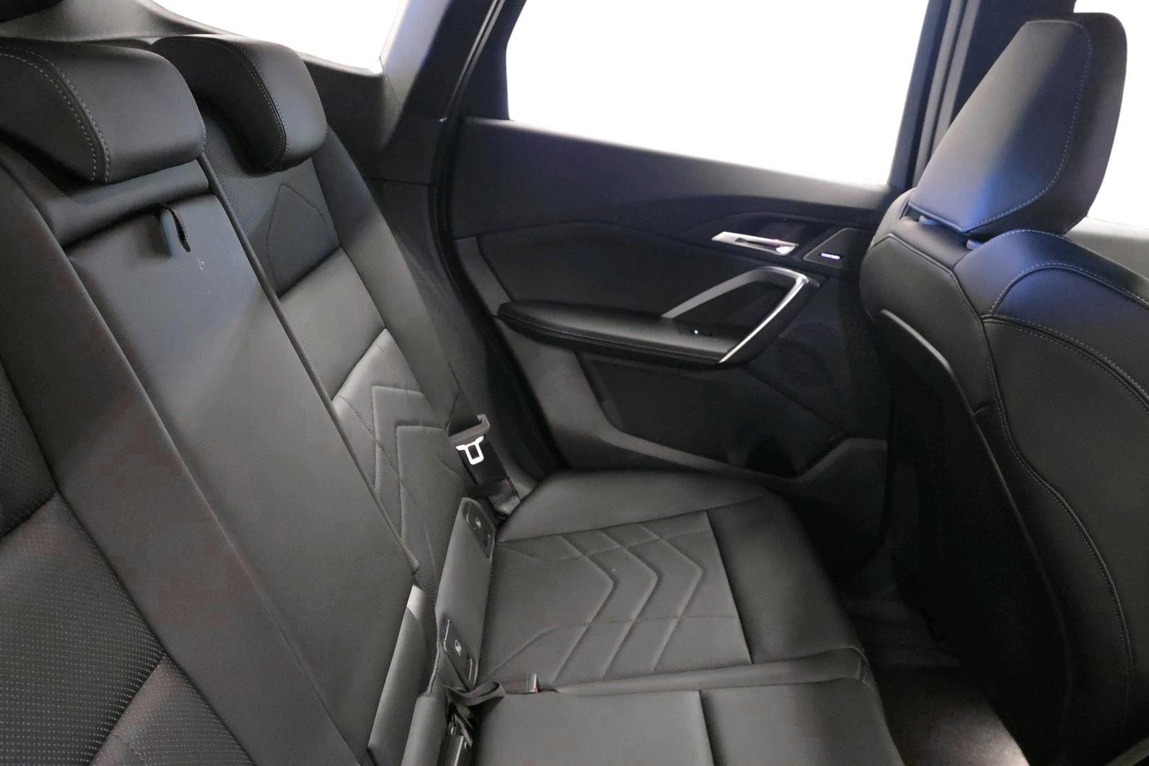 BMW iX1 13