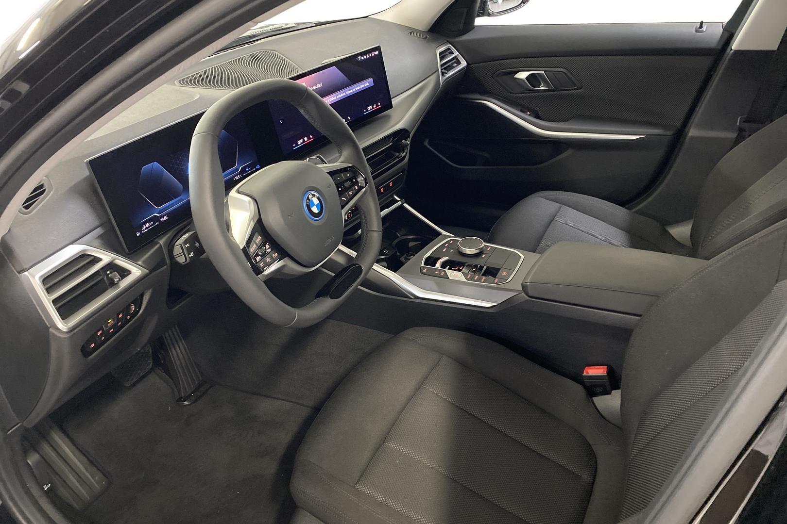 BMW 330 2025